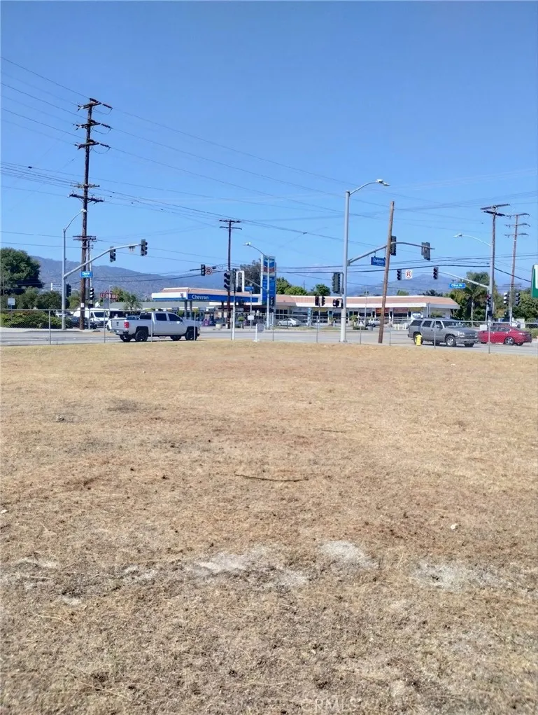 890 E Gladstone