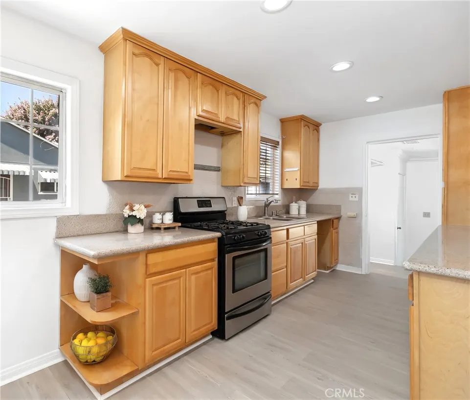 1037 E Grovecenter