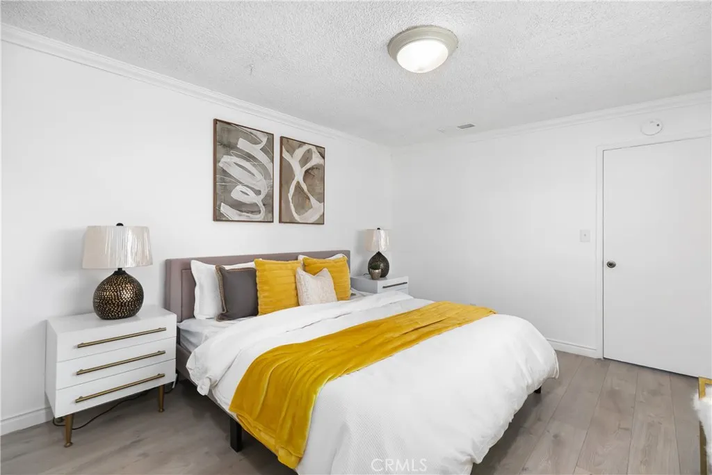 1037 E Grovecenter