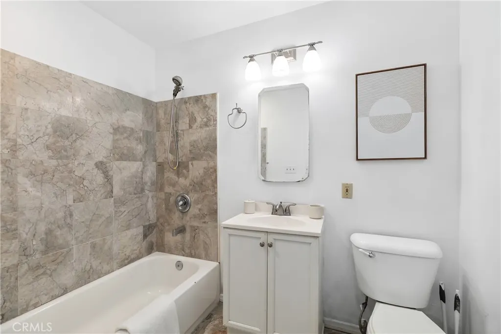 1037 E Grovecenter