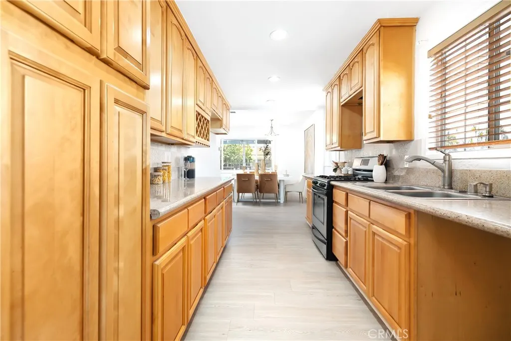 1037 E Grovecenter