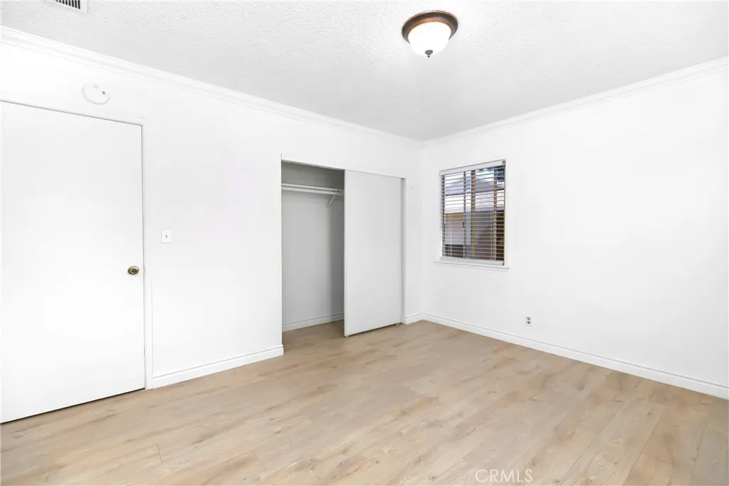 1037 E Grovecenter
