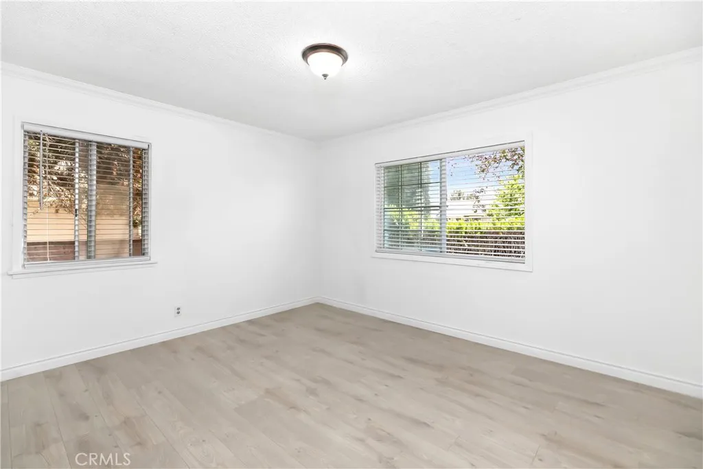 1037 E Grovecenter