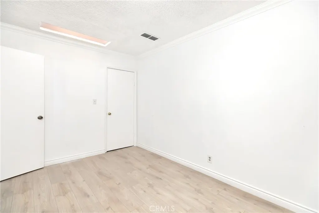 1037 E Grovecenter