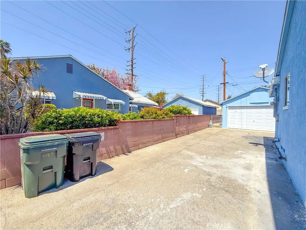 1037 E Grovecenter