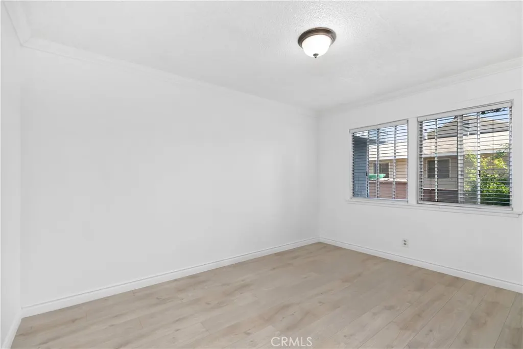 1037 E Grovecenter