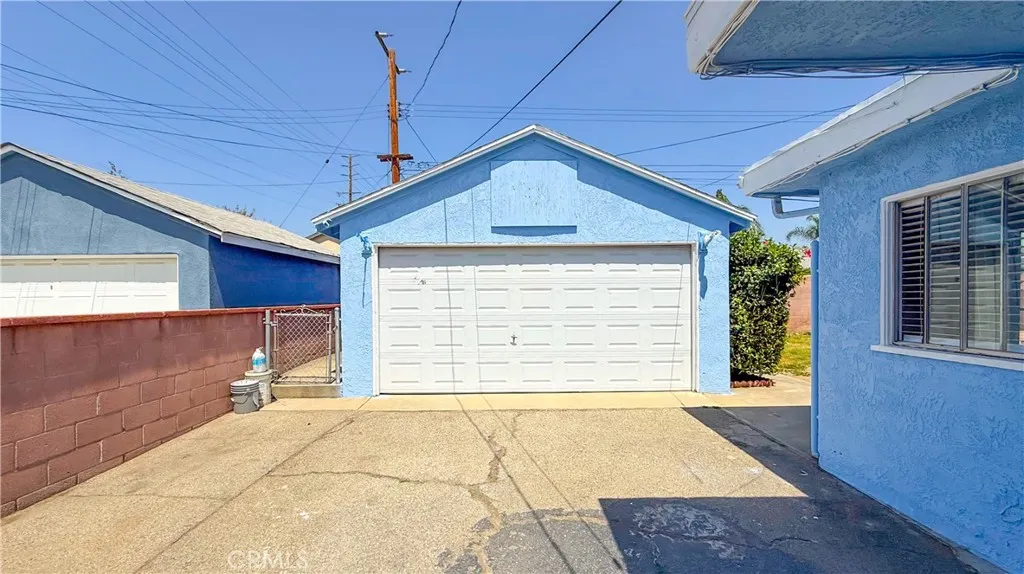 1037 E Grovecenter