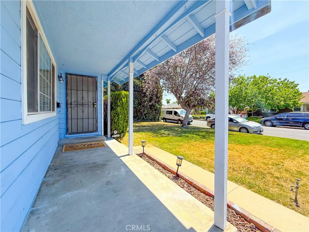 1037 E Grovecenter