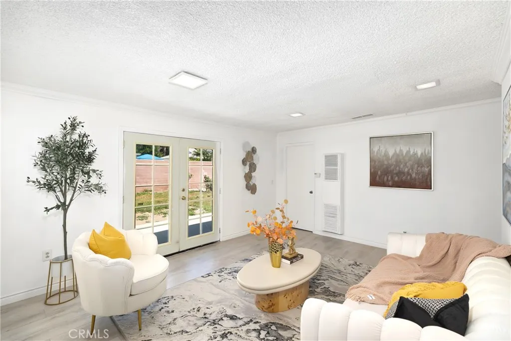 1037 E Grovecenter