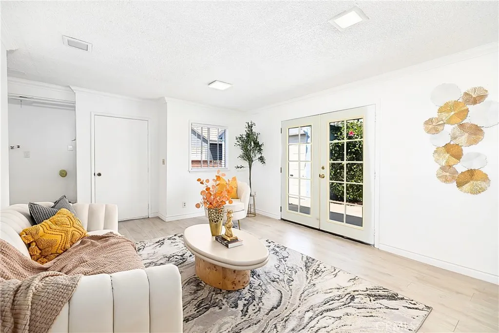 1037 E Grovecenter