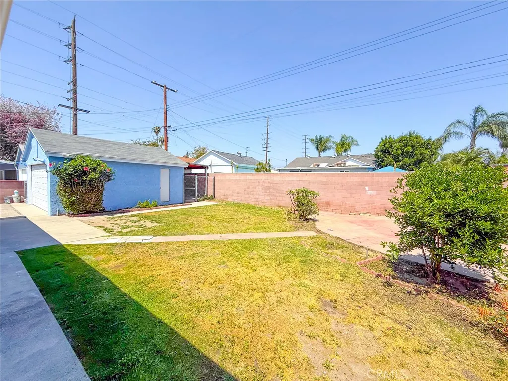 1037 E Grovecenter