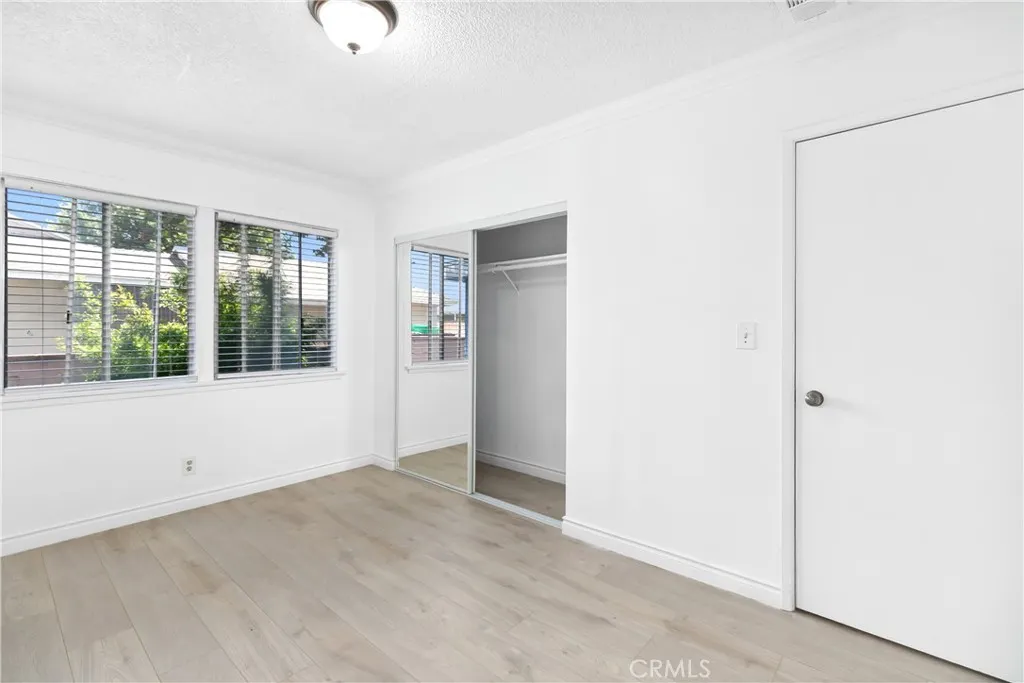 1037 E Grovecenter