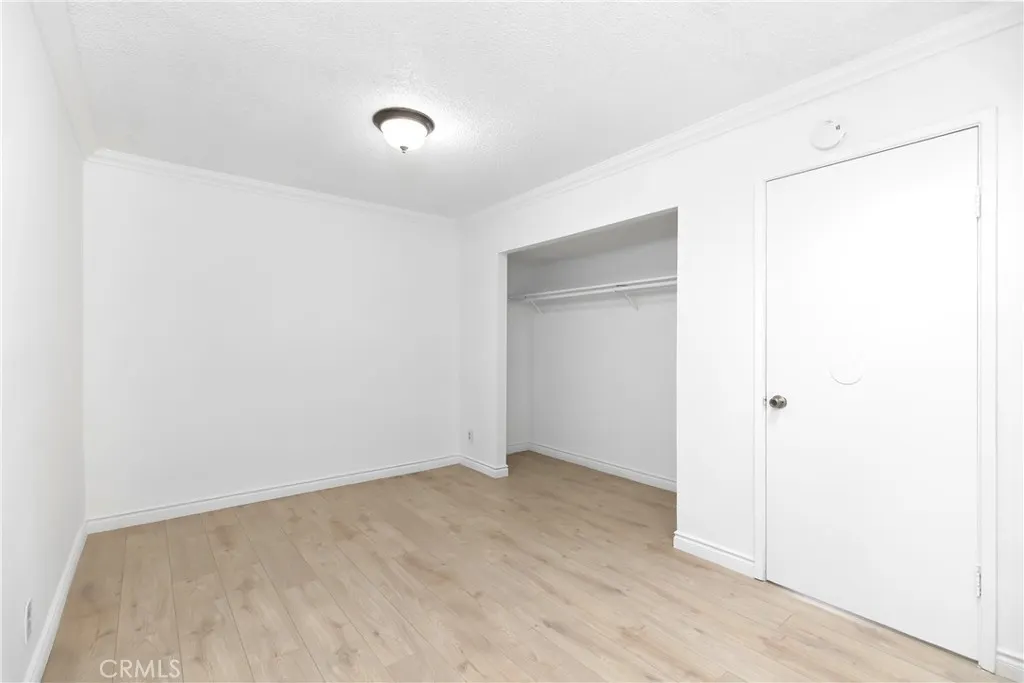 1037 E Grovecenter