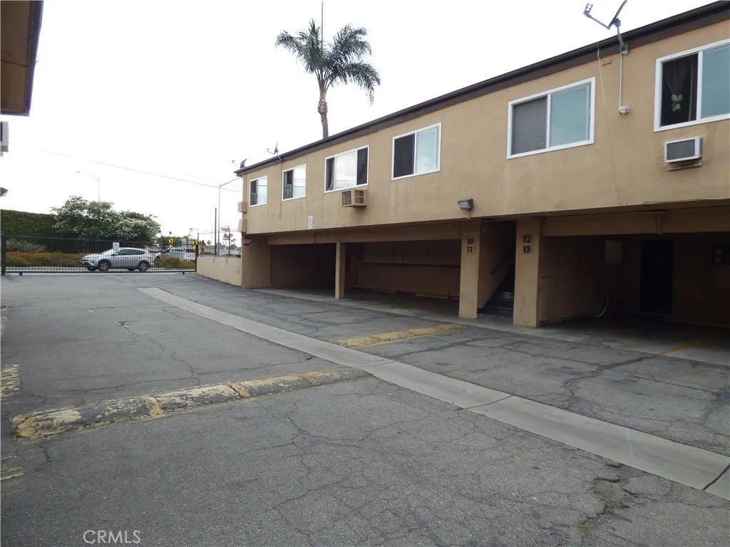 3000 Vineland Avenue, #10