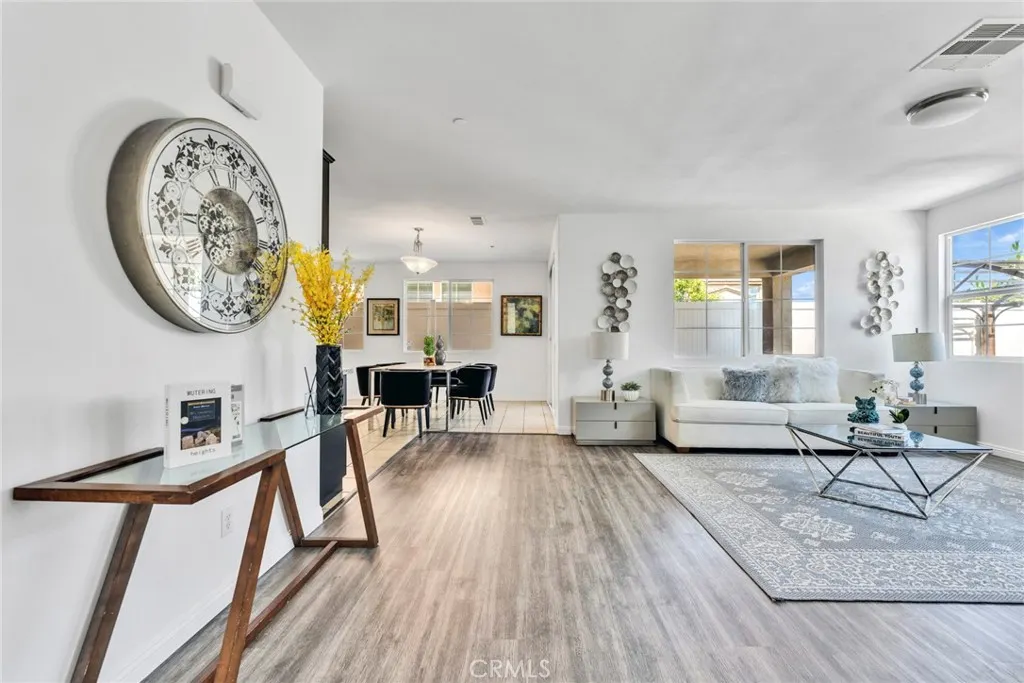 209 W Via Rua Flores