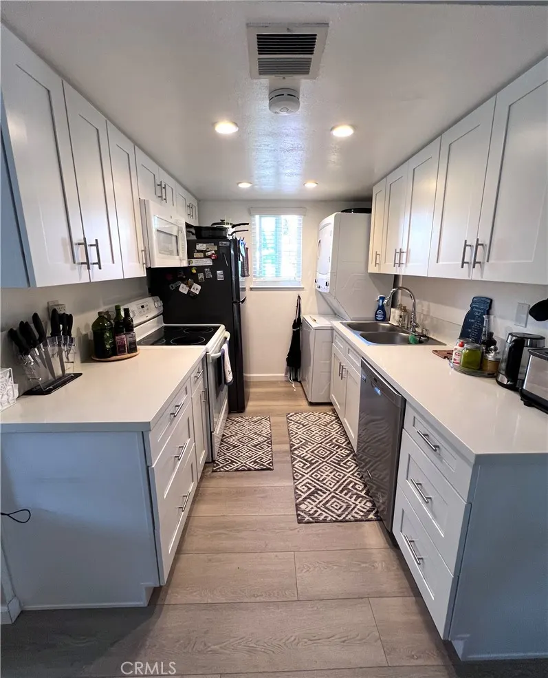 989 W Sierra Madre Avenue, #4