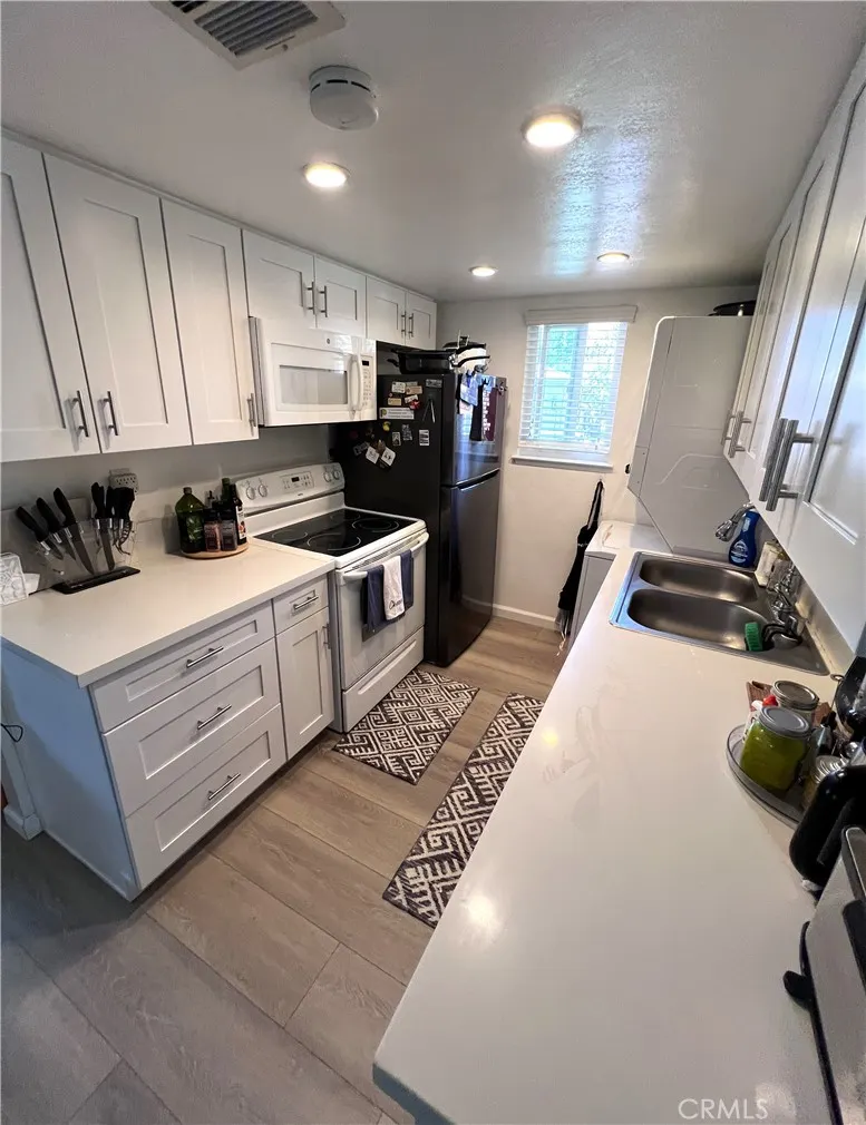 989 W Sierra Madre Avenue, #4