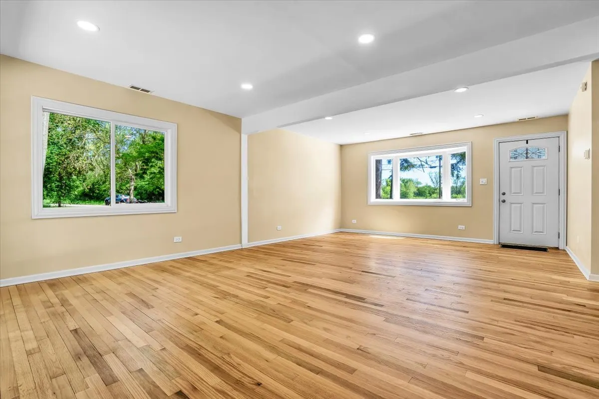 2425 W Riverside Drive IL