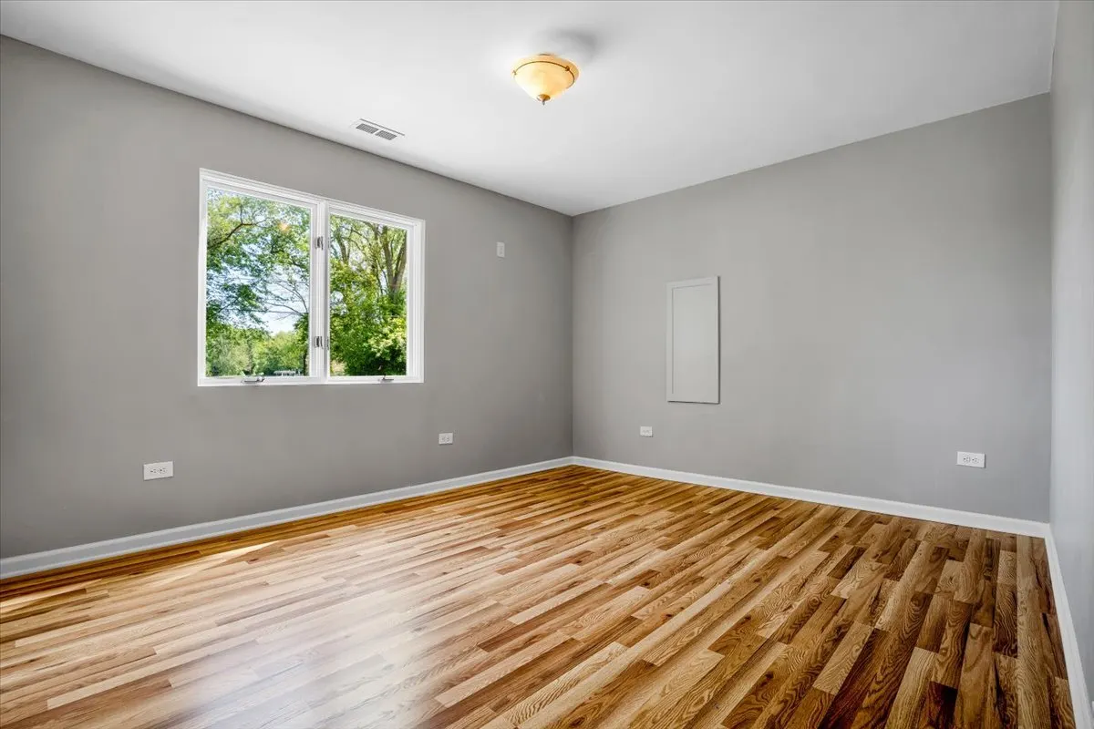 2425 W Riverside Drive IL
