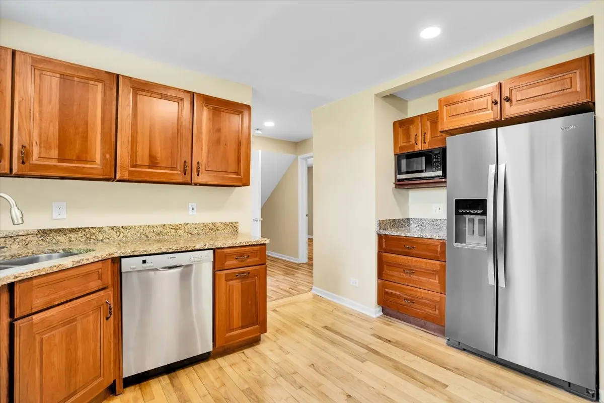 2425 W Riverside Drive IL