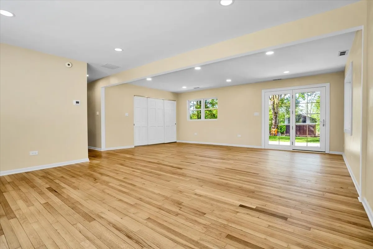 2425 W Riverside Drive IL