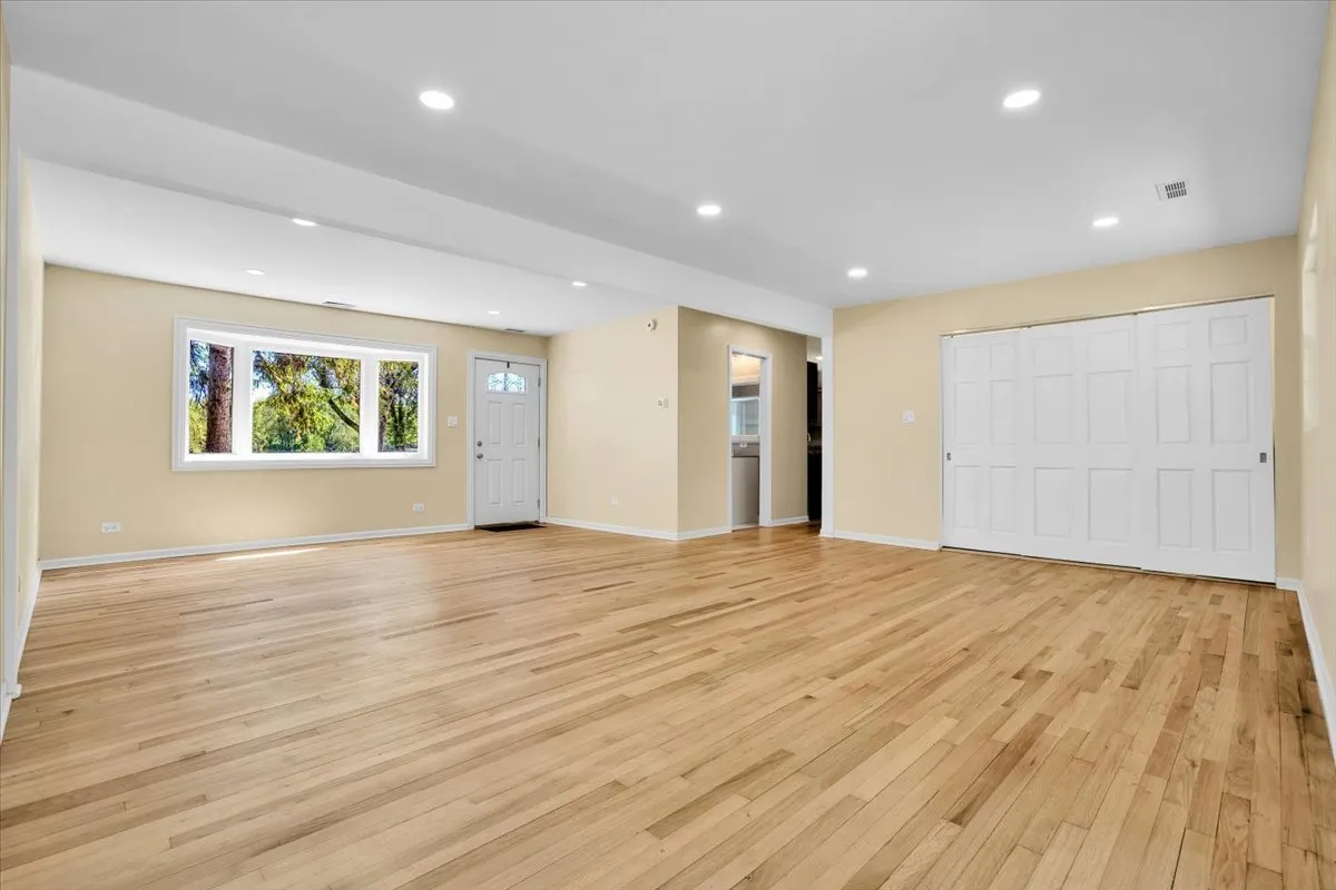 2425 W Riverside Drive IL