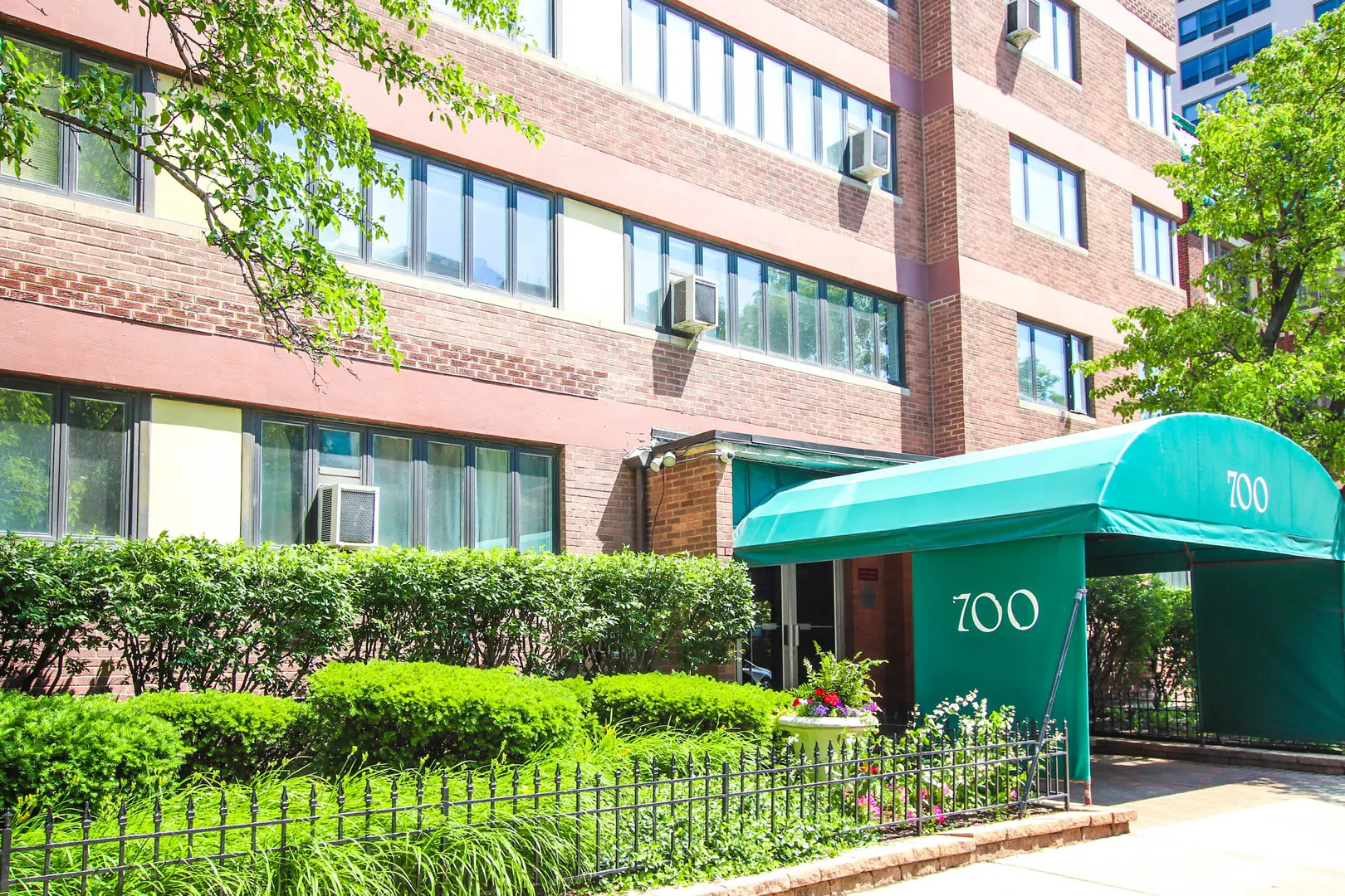 700 W Bittersweet Place 309 IL