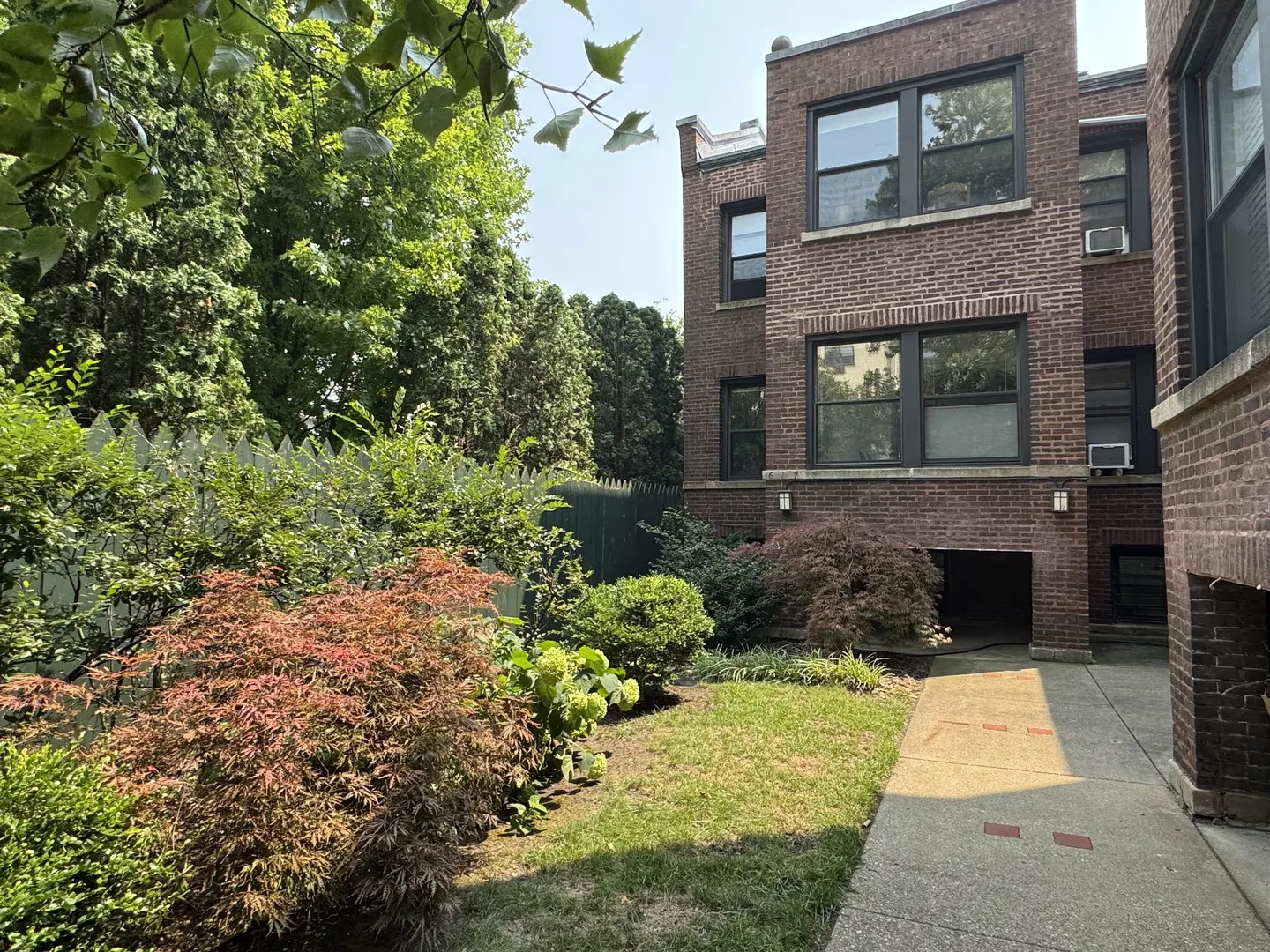 617 W CORNELIA Avenue G IL