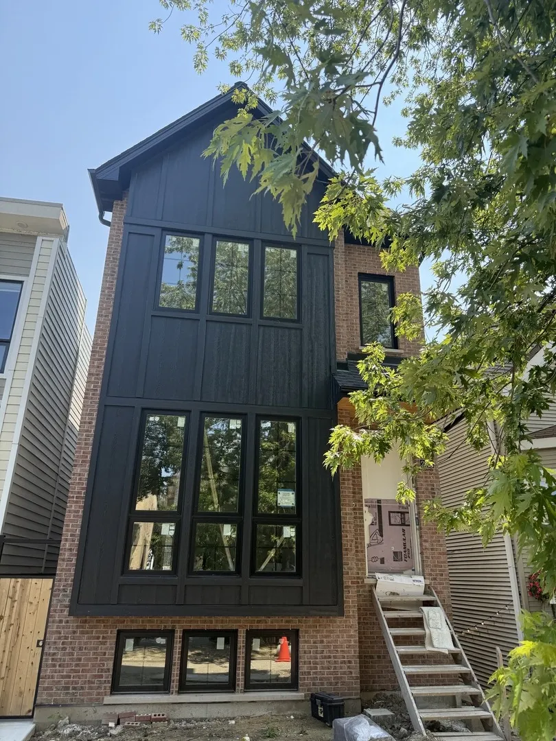 2031 W Hutchinson Street IL