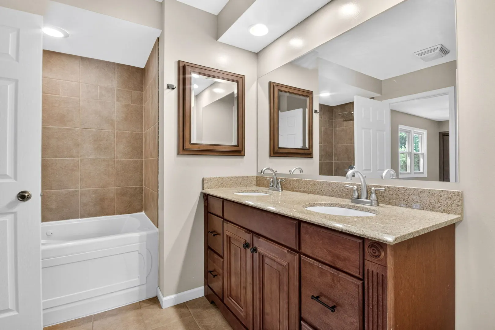 606 Briarwood Court IL