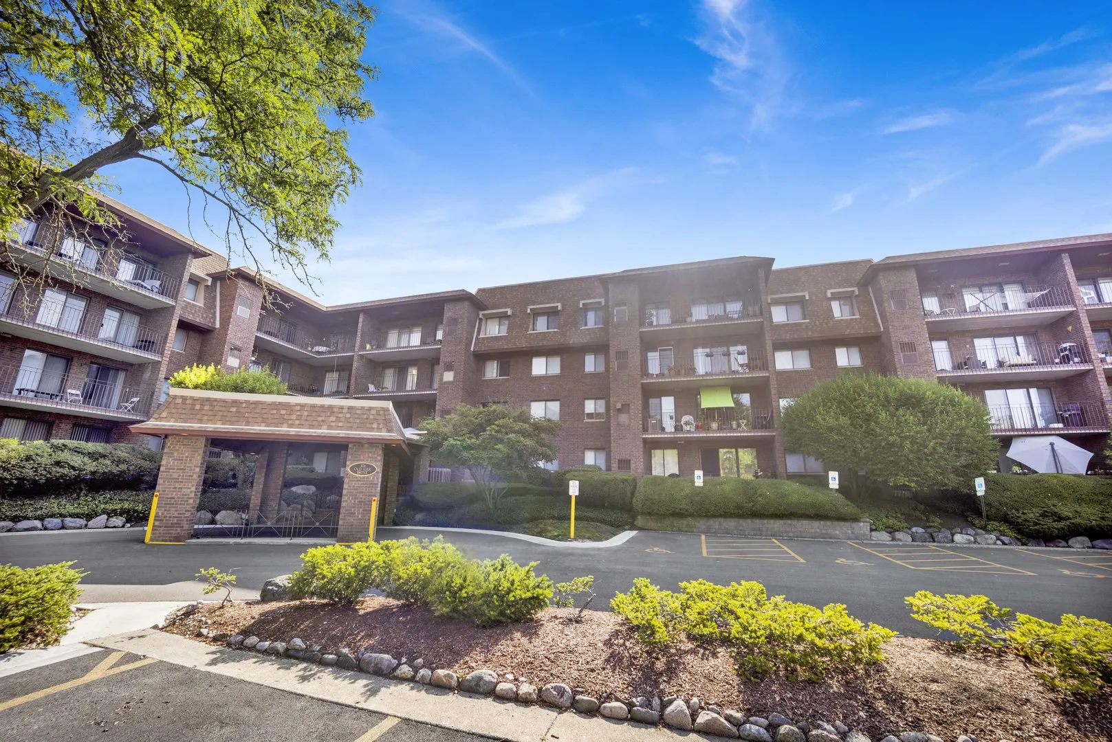 101 OLD OAK Drive 400A IL