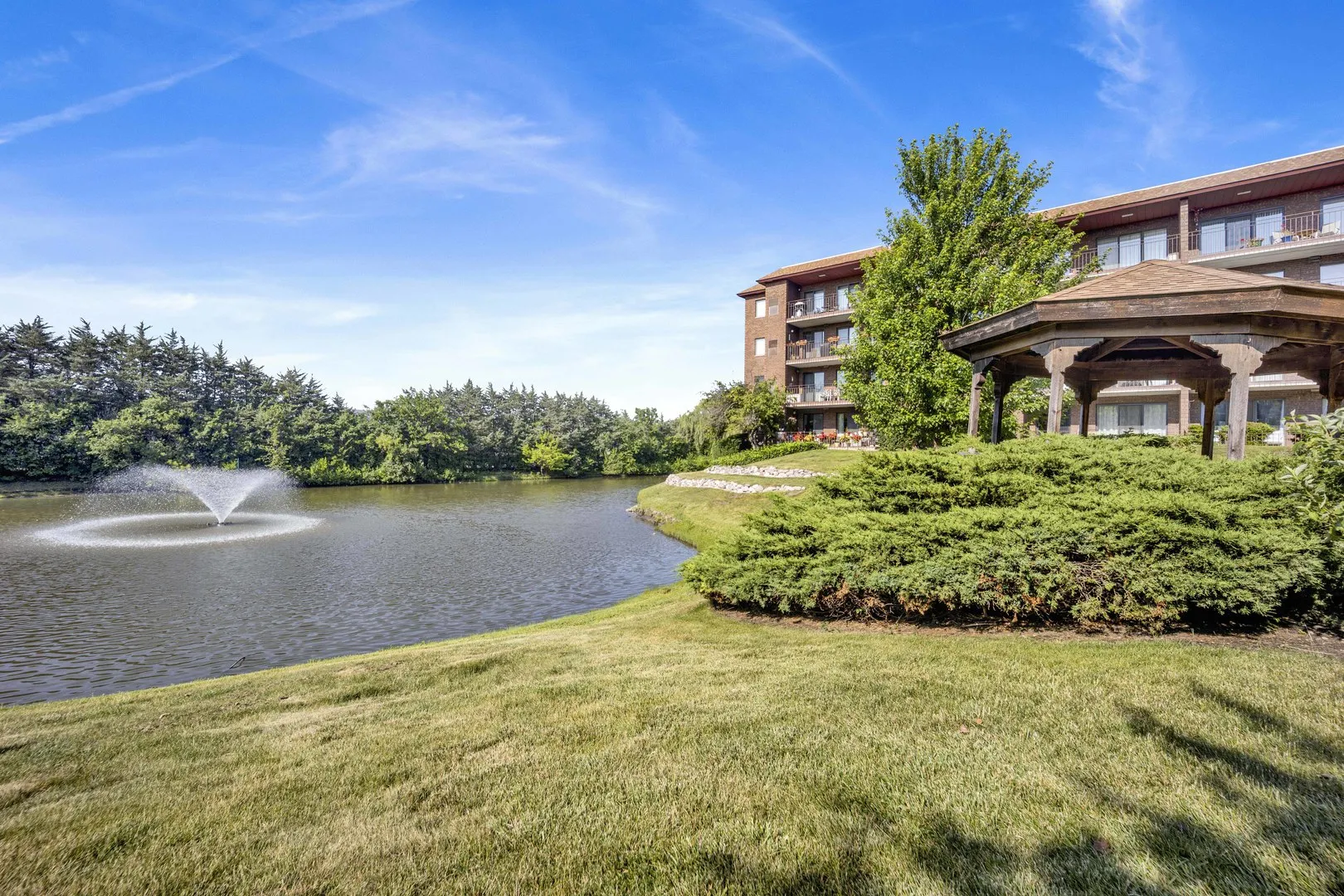 101 OLD OAK Drive 400A IL