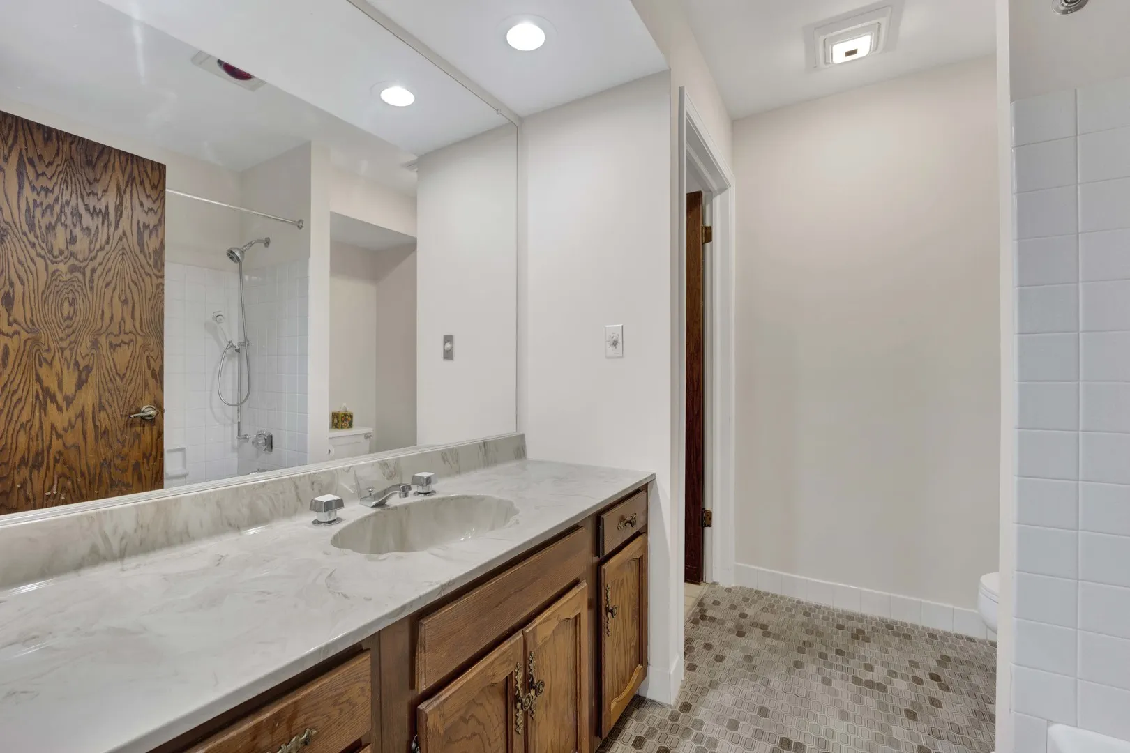 101 OLD OAK Drive 400A IL