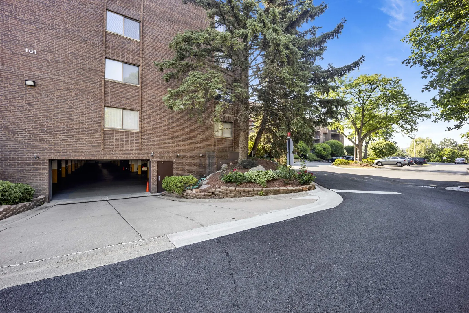 101 OLD OAK Drive 400A IL