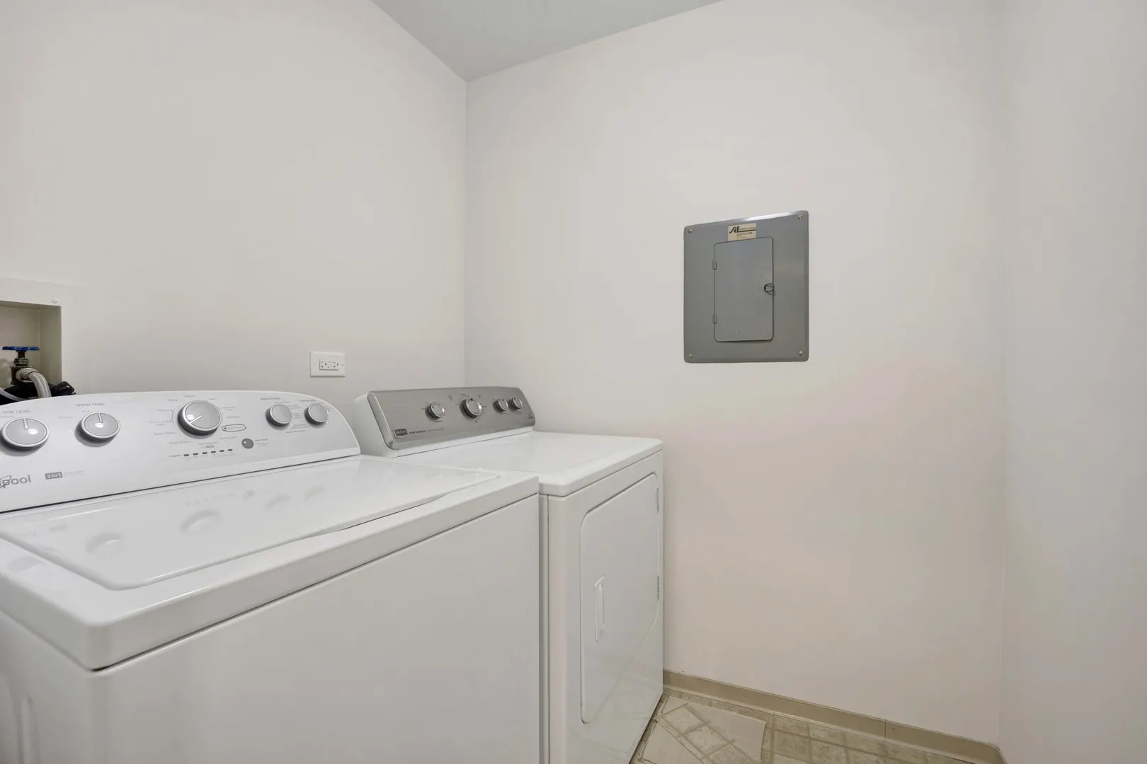 101 OLD OAK Drive 400A IL