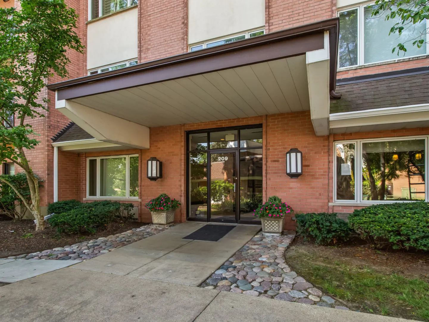209 Rivershire Lane 403 IL