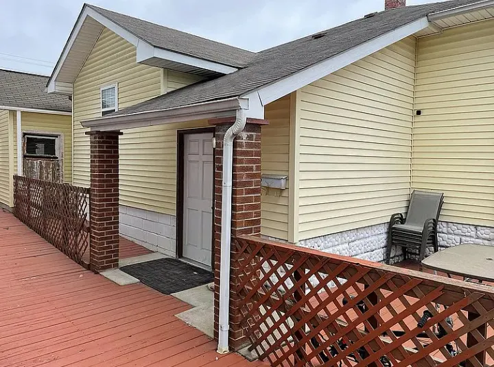 208 W College Street IL