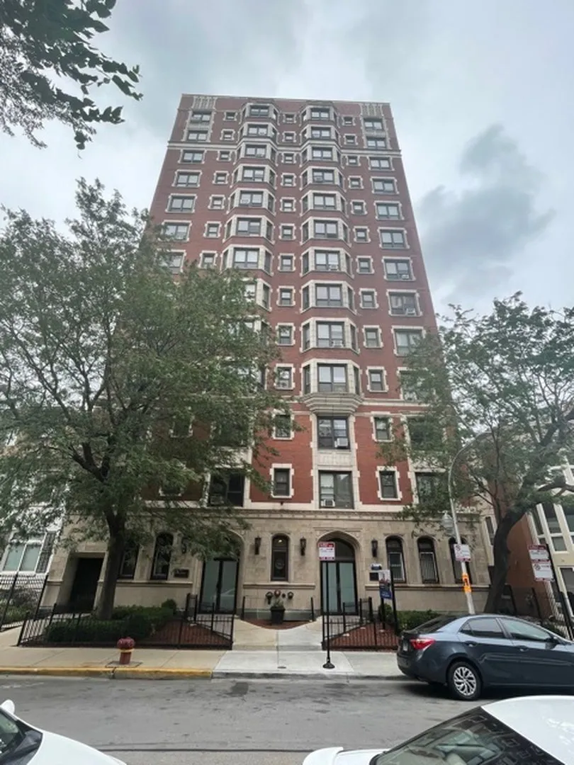 732 W Bittersweet Place 1108 IL