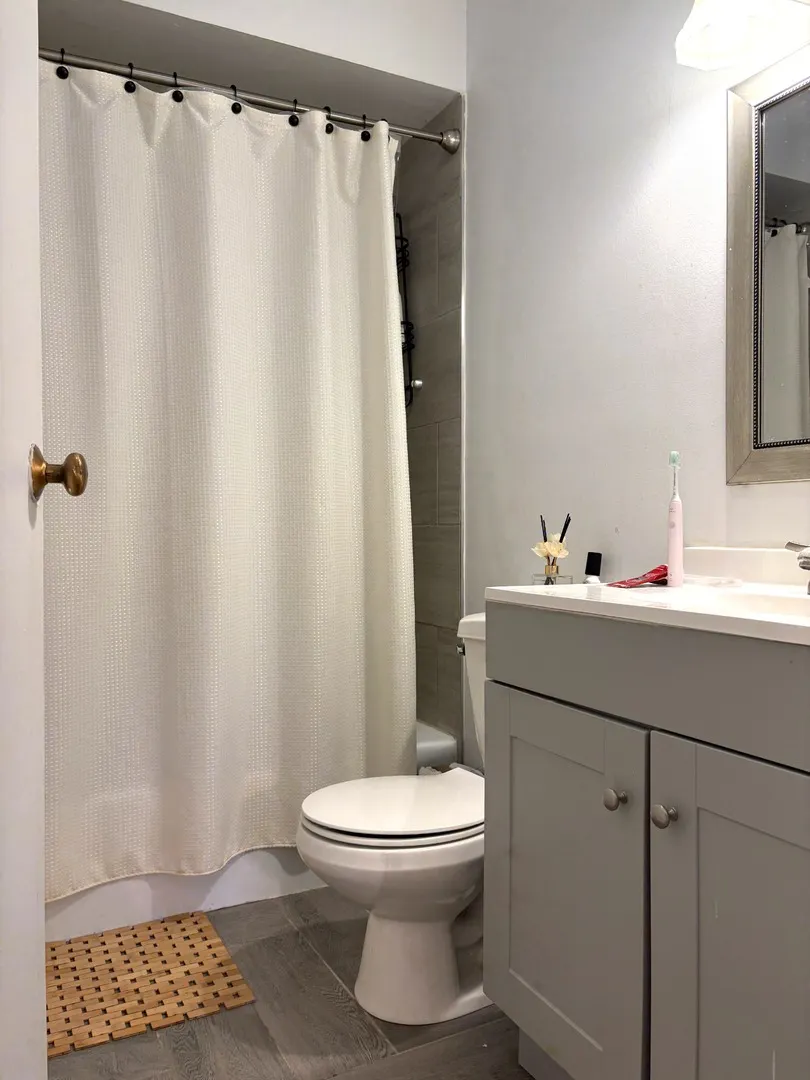 539 W Stratford Place 509 IL