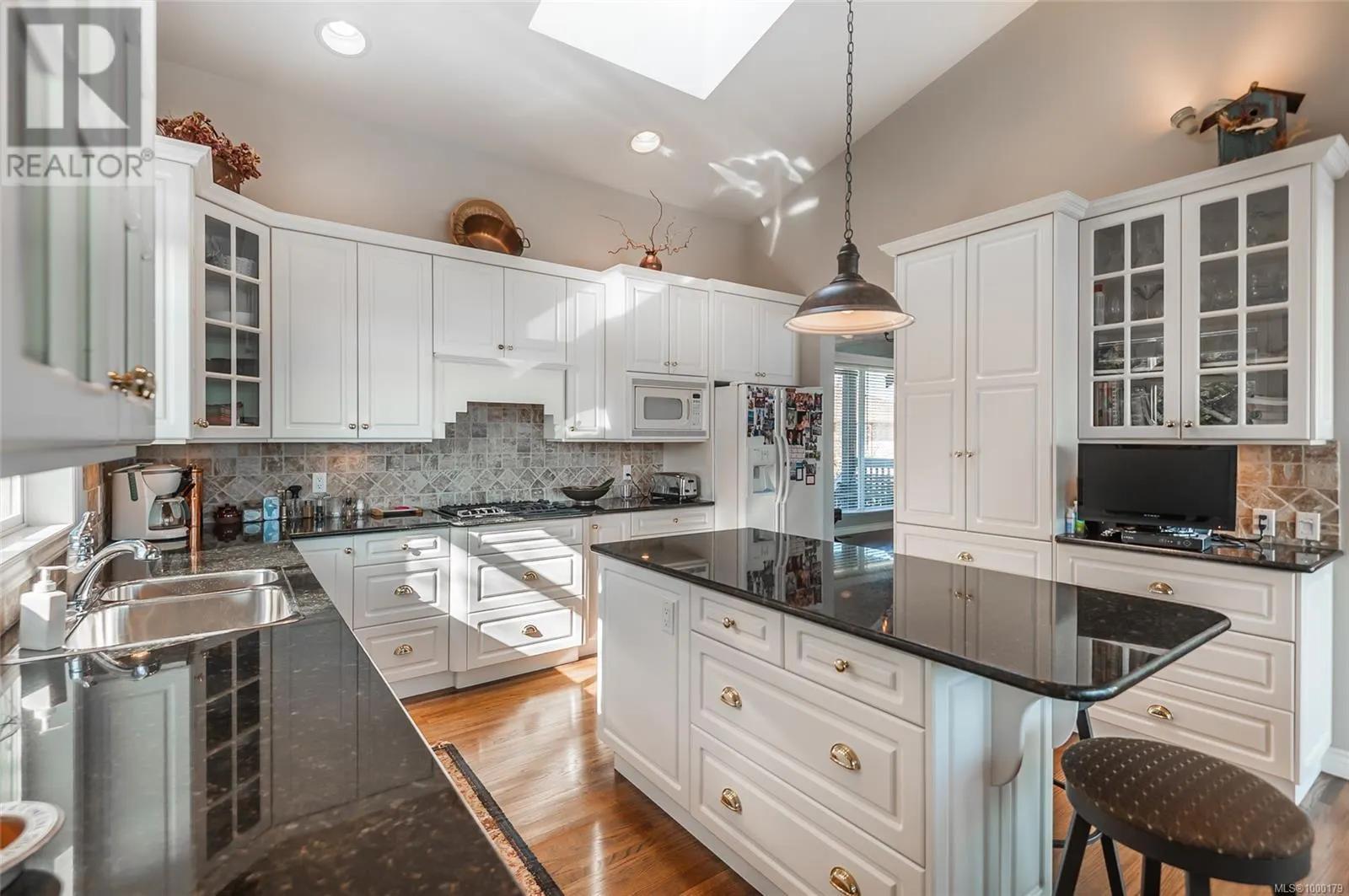 3748 Glen Oaks Dr