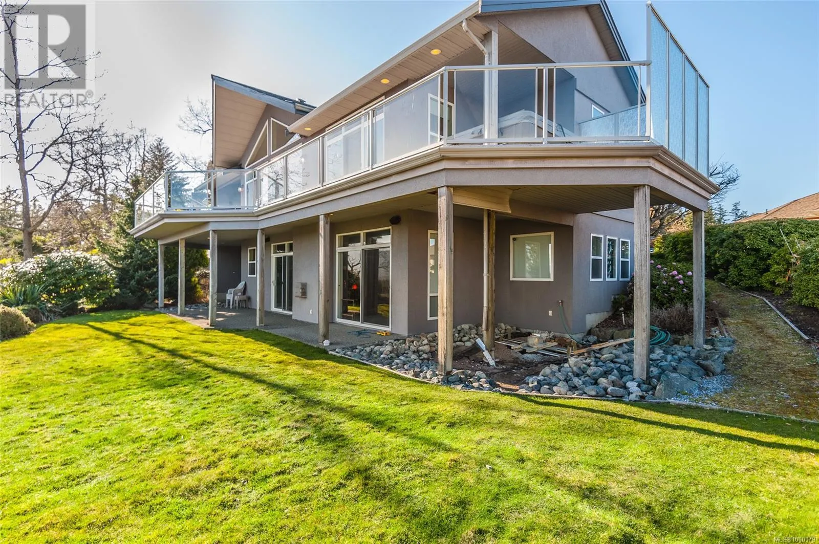 3748 Glen Oaks Dr