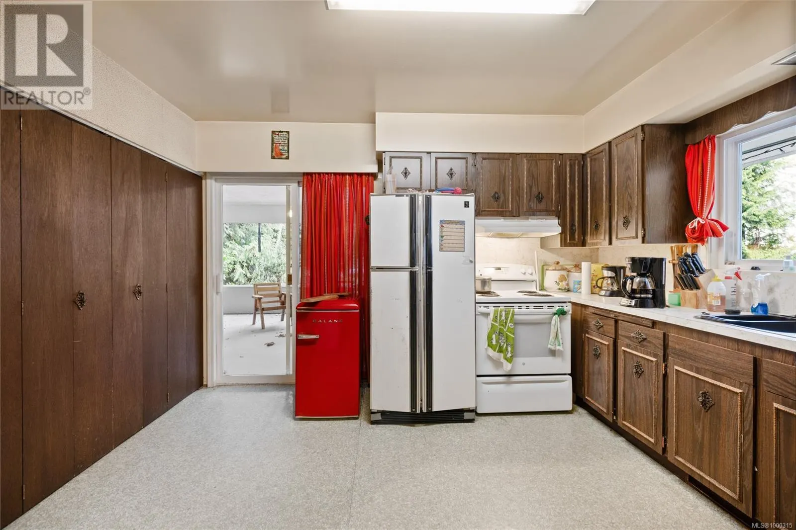 5611/5621 Hammond Bay Rd
