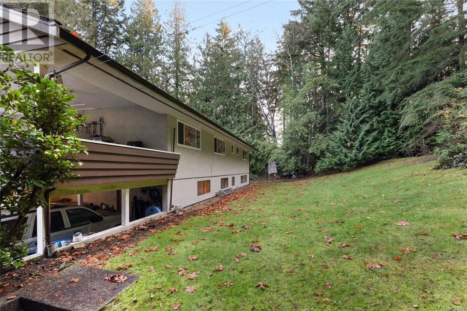5611/5621 Hammond Bay Rd