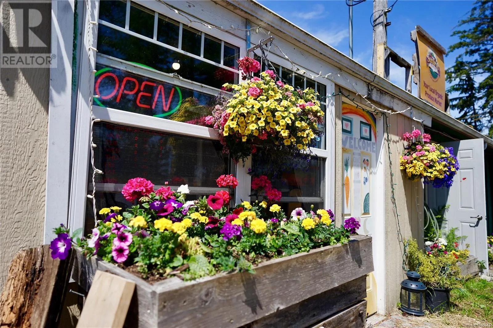 8214 East Saanich Rd