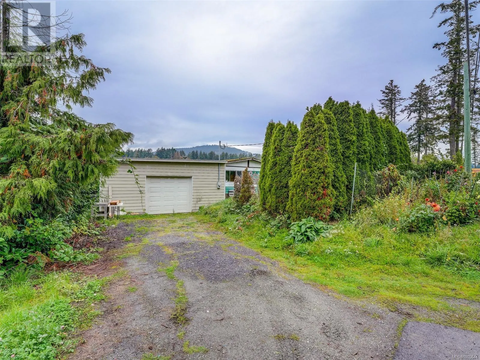 8214 East Saanich Rd
