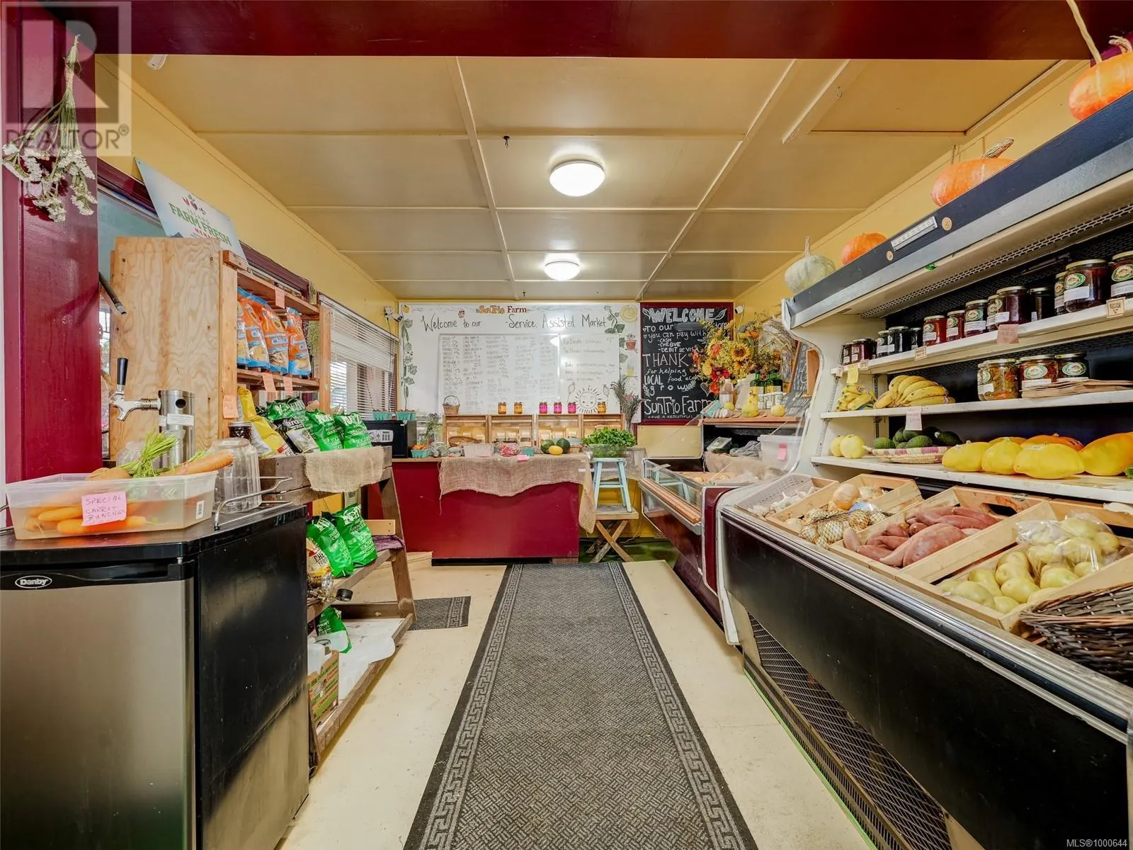 8214 East Saanich Rd