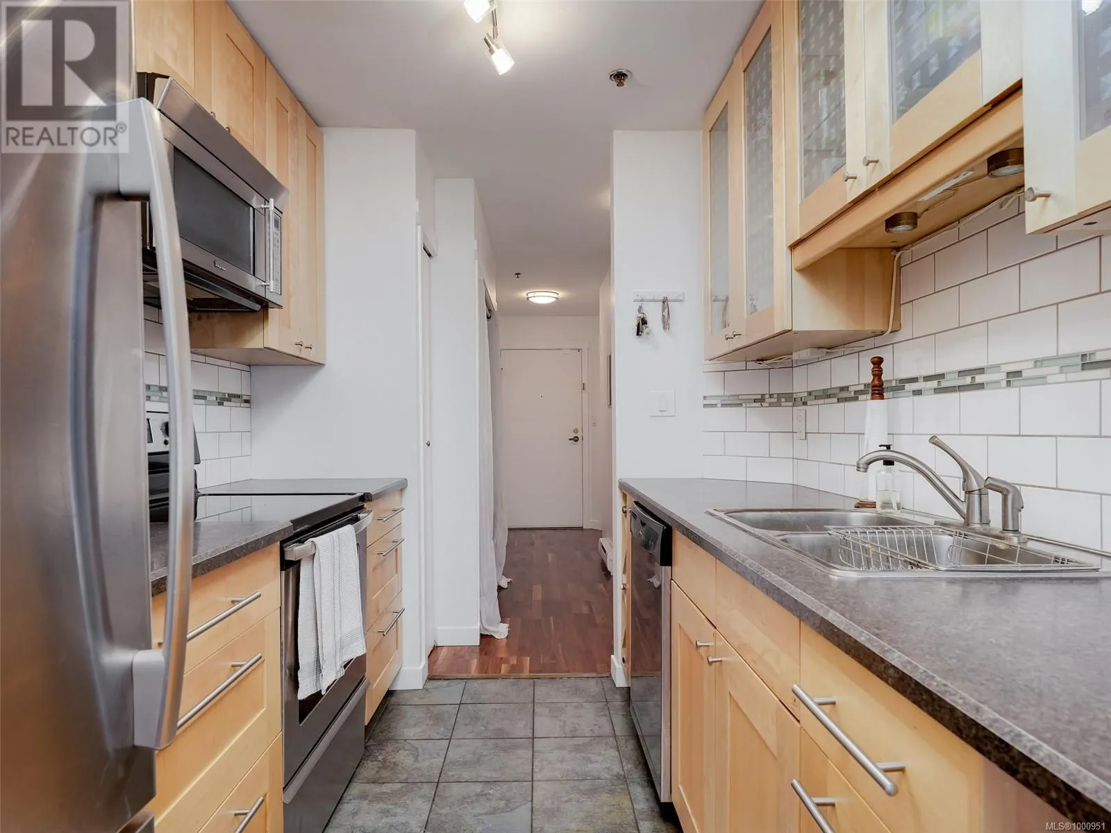 107 1241 Fairfield Rd