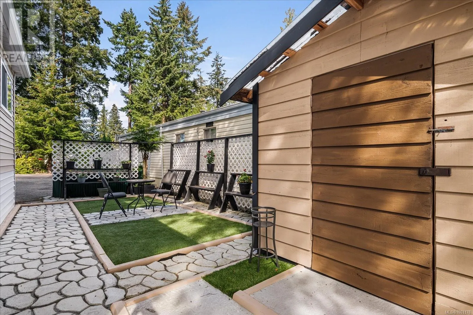 7 1247 Arbutus Rd