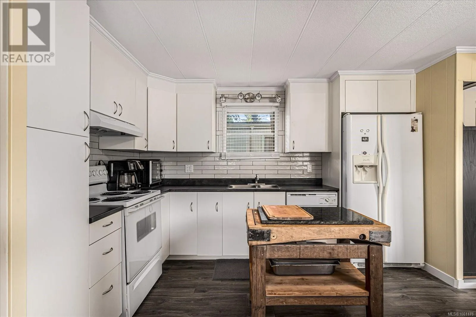 7 1247 Arbutus Rd