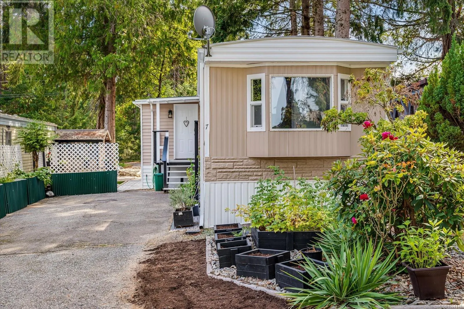 7 1247 Arbutus Rd